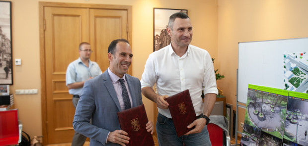 Віталій Кличко підписав угоду з Міжнародною фінансовою корпорацією щодо розвитку швидкісного транспортного коридору