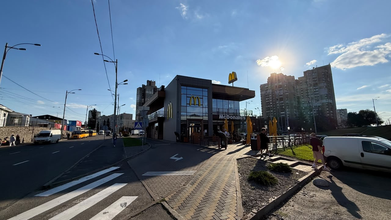 Будівництво наземного паркінгу з об'єктами транспортної інфраструктури та будівлею громадського призначення на вул. Святошинській - просп. Перемоги та пл. Героїв Бреста у Святошинському районі
